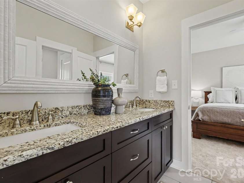2914 Windsor Avenue, Charlotte, NC 28209.  MLS# CAR4409213, YatesRealty ID 41528. Primary en-suite bath
