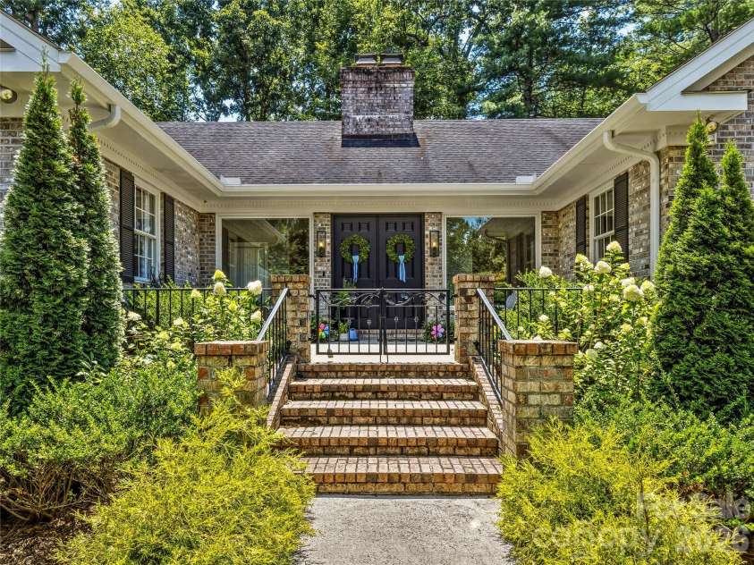 4 Hemlock Road, Asheville, NC 28803.  MLS# CAR4404677, YatesRealty ID 41532. 