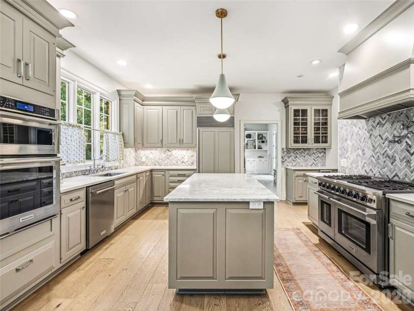4 Hemlock Road, Asheville, NC 28803.  MLS# CAR4404677, YatesRealty ID 41532. 