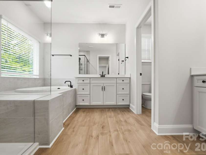 1321 Knob Creek Drive, Gastonia, NC 28054.  MLS# CAR4362549, YatesRealty ID 41534. Primary Bathroom