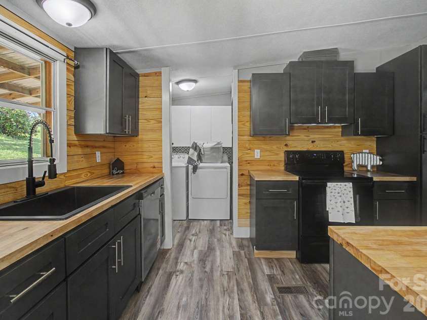 1011 Reed Street, Asheville, NC 28804.  MLS# CAR4396537, YatesRealty ID 41535. Kitchen