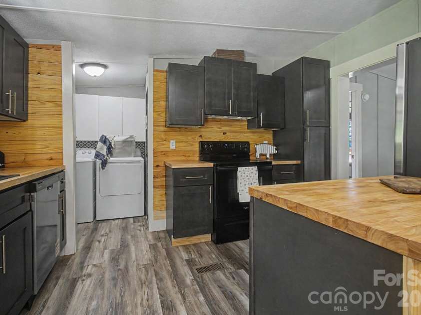 1011 Reed Street, Asheville, NC 28804.  MLS# CAR4396537, YatesRealty ID 41535. Kitchen