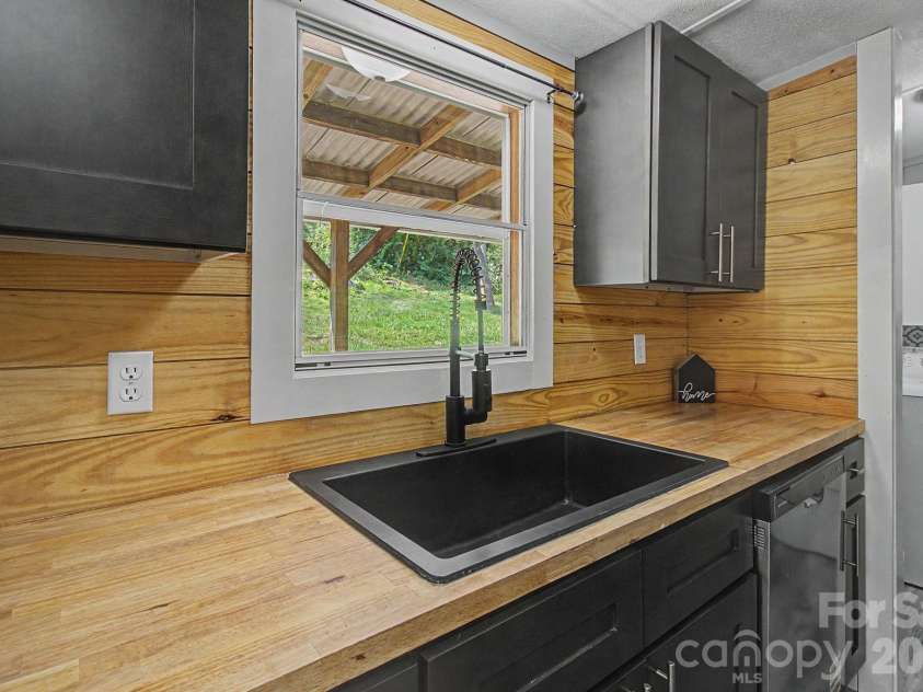 1011 Reed Street, Asheville, NC 28804.  MLS# CAR4396537, YatesRealty ID 41535. Kitchen