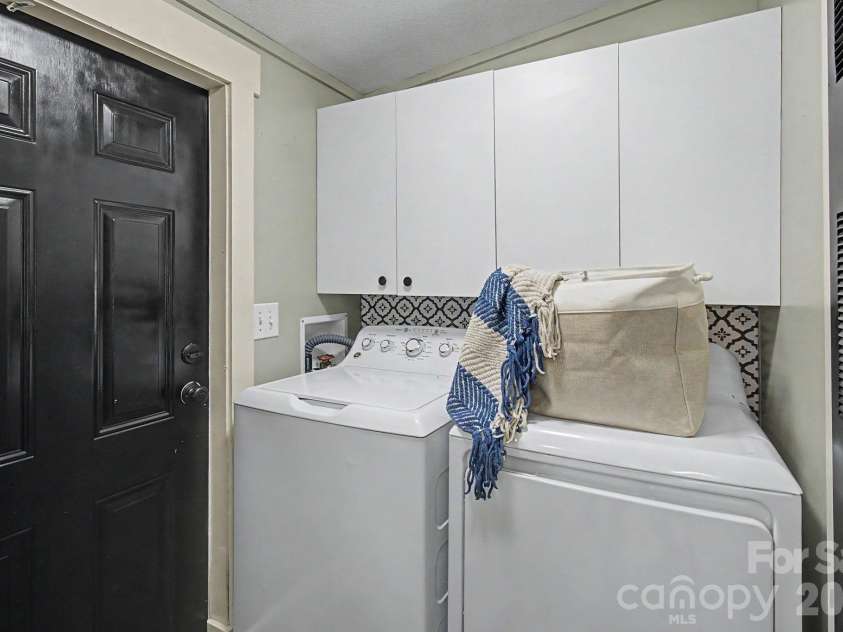 1011 Reed Street, Asheville, NC 28804.  MLS# CAR4396537, YatesRealty ID 41535. Laundry off Kitchen