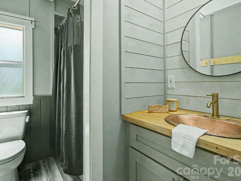 1011 Reed Street, Asheville, NC 28804.  MLS# CAR4396537, YatesRealty ID 41535. Main Bath