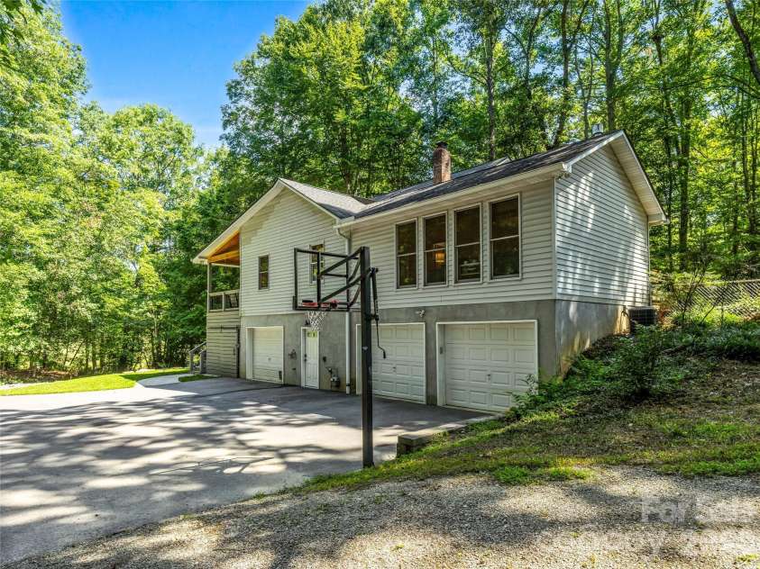 70 Promised Ridge Drive, Hendersonville, NC 28791.  MLS# CAR4411866, YatesRealty ID 41538. 