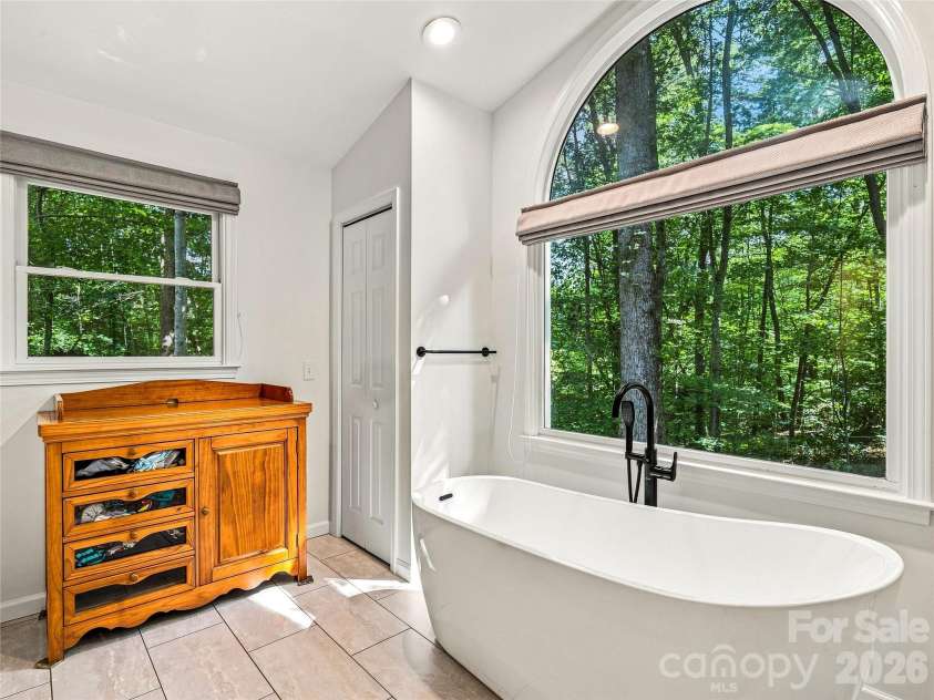 70 Promised Ridge Drive, Hendersonville, NC 28791.  MLS# CAR4411866, YatesRealty ID 41538. 