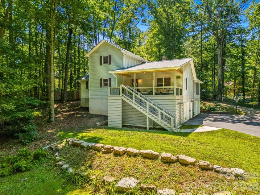 70 Promised Ridge Drive, Hendersonville, NC 28791.  MLS# CAR4411866, YatesRealty ID 41538. 