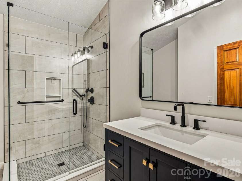 70 Promised Ridge Drive, Hendersonville, NC 28791.  MLS# CAR4411866, YatesRealty ID 41538. Full bathroom on the main