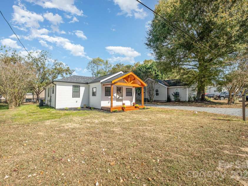 1402 Birch Street, Kannapolis, NC 28081.  MLS# CAR4315178, YatesRealty ID 4154. 