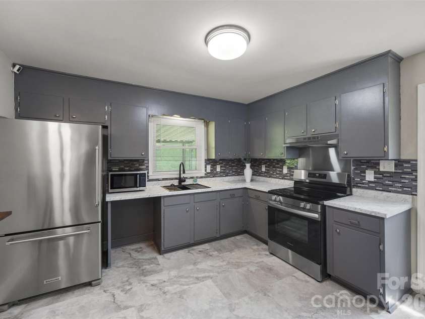 4448 Ridge Valley Drive, Charlotte, NC 28208.  MLS# CAR4410997, YatesRealty ID 41541. Kitchen