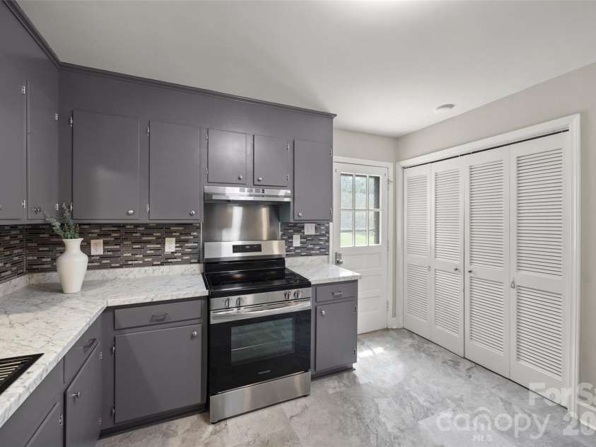 4448 Ridge Valley Drive, Charlotte, NC 28208.  MLS# CAR4410997, YatesRealty ID 41541. Kitchen