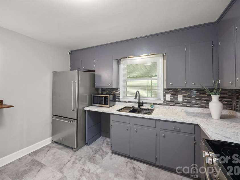 4448 Ridge Valley Drive, Charlotte, NC 28208.  MLS# CAR4410997, YatesRealty ID 41541. Kitchen