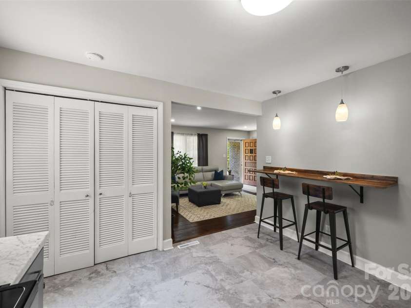 4448 Ridge Valley Drive, Charlotte, NC 28208.  MLS# CAR4410997, YatesRealty ID 41541. Kitchen