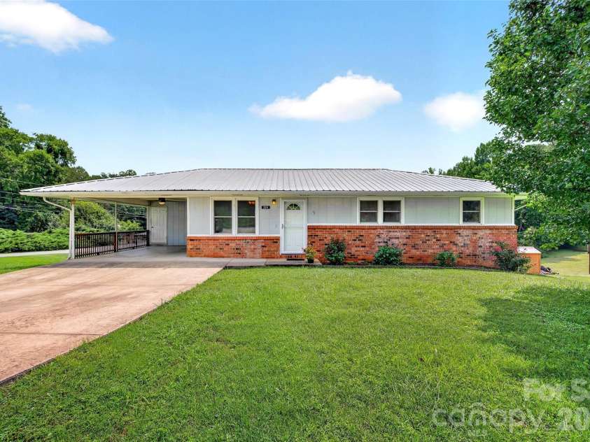 224 Cherokee Way, Marion, NC 28752.  MLS# CAR4411859, YatesRealty ID 41543. 