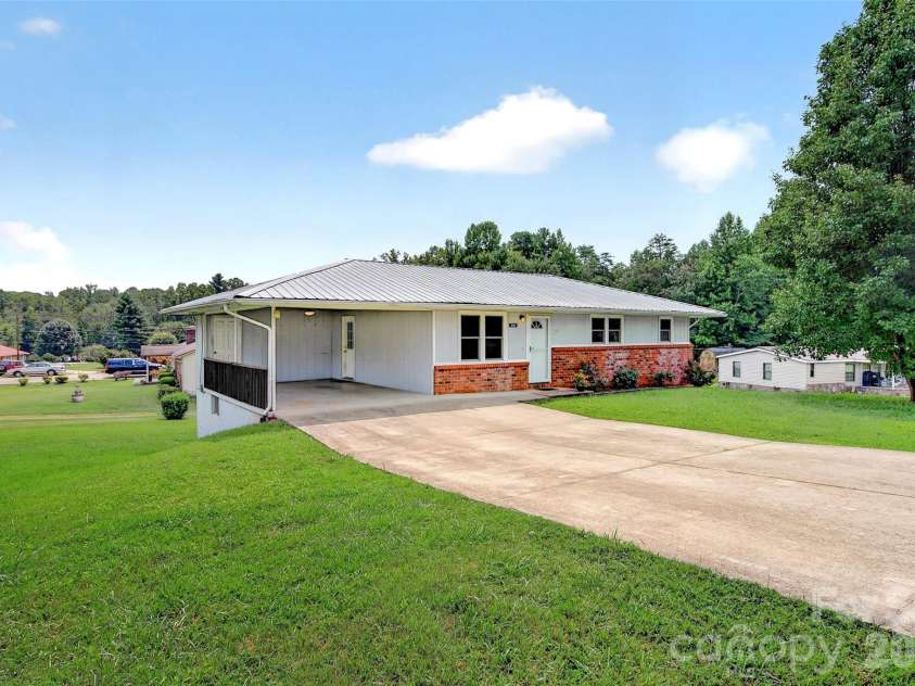 224 Cherokee Way, Marion, NC 28752.  MLS# CAR4411859, YatesRealty ID 41543. 