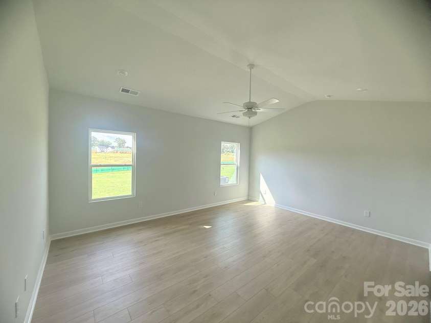 4013 Juno Drive, Charlotte, NC 28215.  MLS# CAR4407718, YatesRealty ID 41547. Primary on 1st Floor w/ Vaulted Ceiling