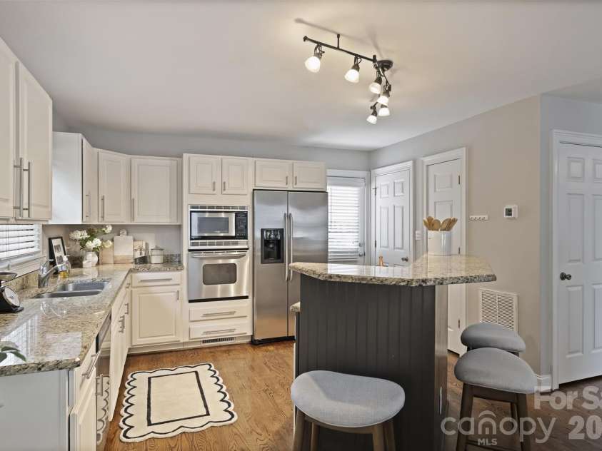 2804 Whiting Avenue, Charlotte, NC 28205.  MLS# CAR4343055, YatesRealty ID 4155. 