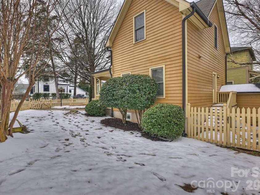 2804 Whiting Avenue, Charlotte, NC 28205.  MLS# CAR4343055, YatesRealty ID 4155. 