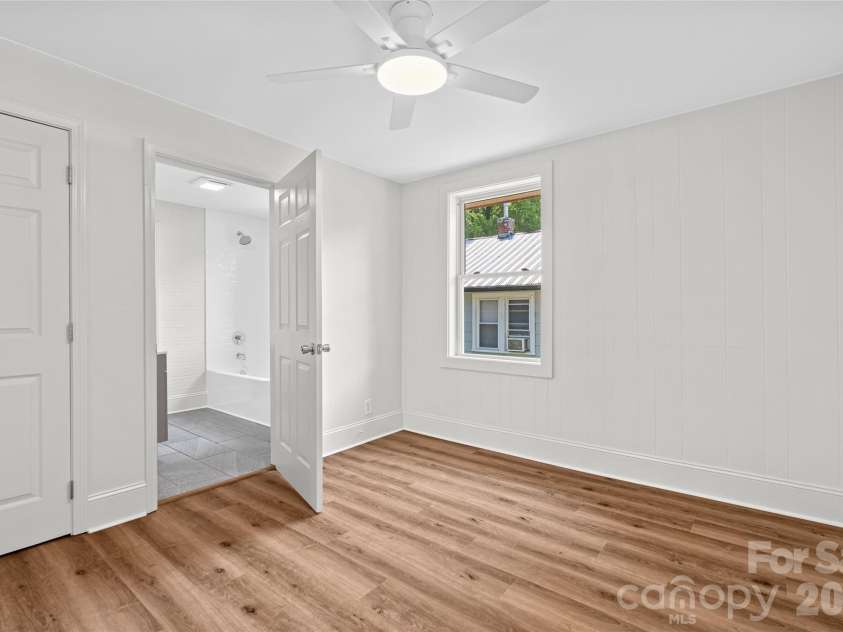 5 Company Street, Asheville, NC 28804.  MLS# CAR4408108, YatesRealty ID 41550. Shared full bath.