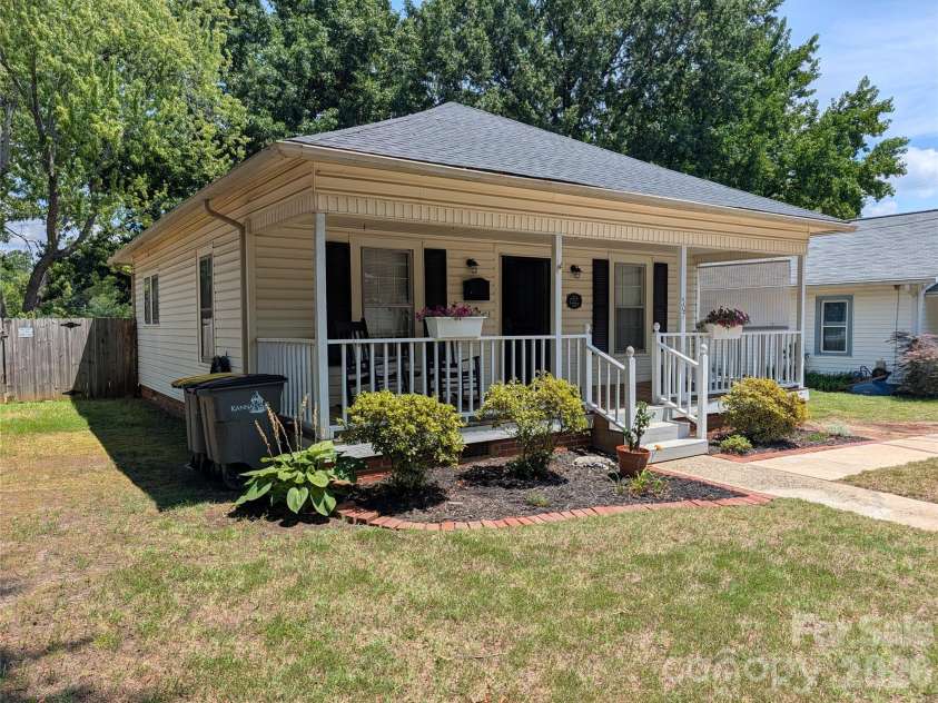 507 10th Street, Kannapolis, NC 28083.  MLS# CAR4401406, YatesRealty ID 41558. 