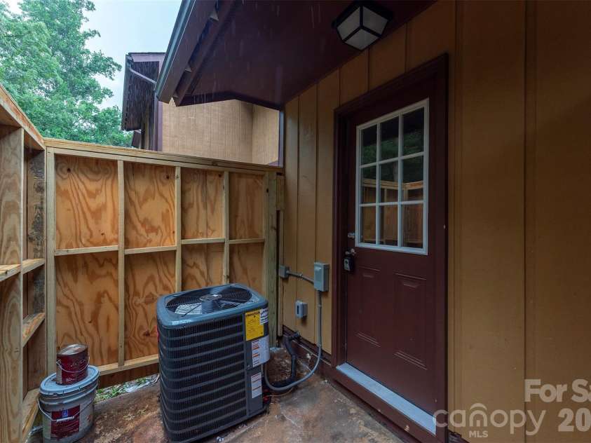 129 Colony Drive, Arden, NC 28704.  MLS# CAR4407138, YatesRealty ID 41561. Front vestibule, entering into the kitchen.