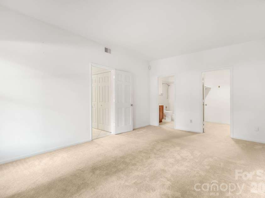 1016 Queens Road, Charlotte, NC 28207.  MLS# CAR4356907, YatesRealty ID 41564. 