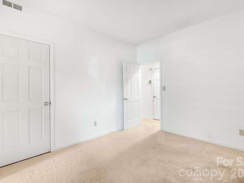 1016 Queens Road, Charlotte, NC 28207.  MLS# CAR4356907, YatesRealty ID 41564. 