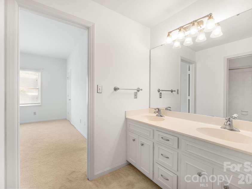 1016 Queens Road, Charlotte, NC 28207.  MLS# CAR4356907, YatesRealty ID 41564. 