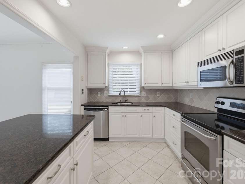 1016 Queens Road, Charlotte, NC 28207.  MLS# CAR4356907, YatesRealty ID 41564. 