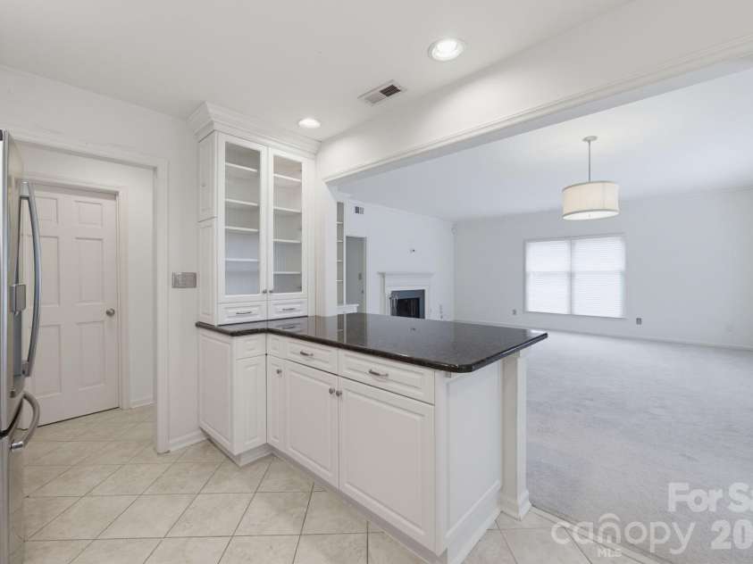 1016 Queens Road, Charlotte, NC 28207.  MLS# CAR4356907, YatesRealty ID 41564. 