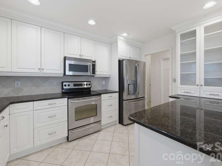 1016 Queens Road, Charlotte, NC 28207.  MLS# CAR4356907, YatesRealty ID 41564. 