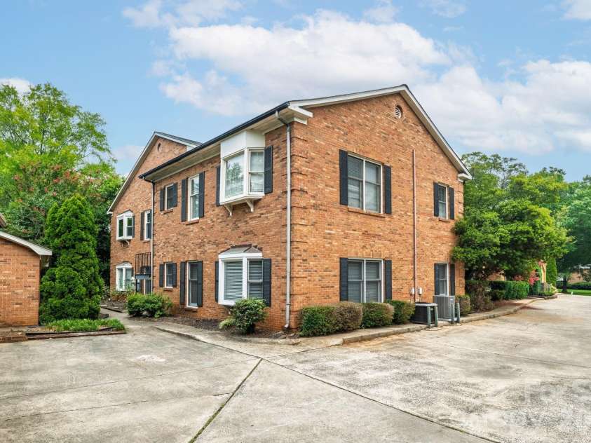 1016 Queens Road, Charlotte, NC 28207.  MLS# CAR4356907, YatesRealty ID 41564. 