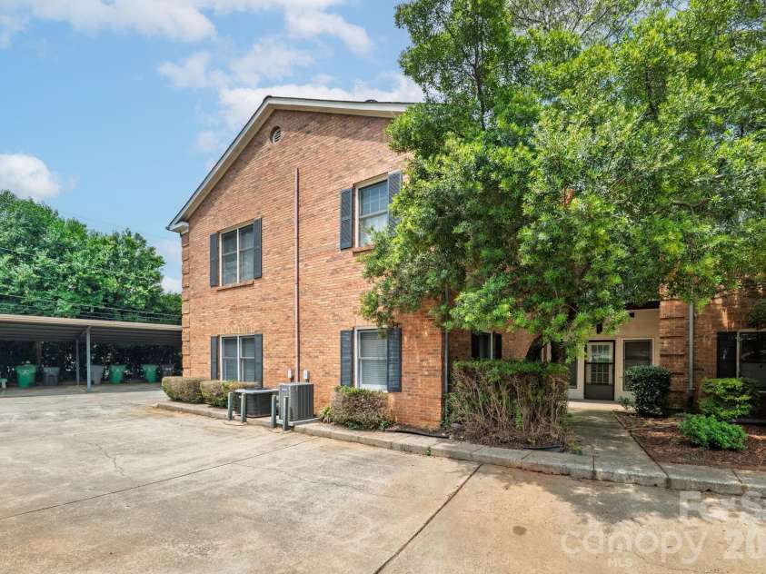 1016 Queens Road, Charlotte, NC 28207.  MLS# CAR4356907, YatesRealty ID 41564. 