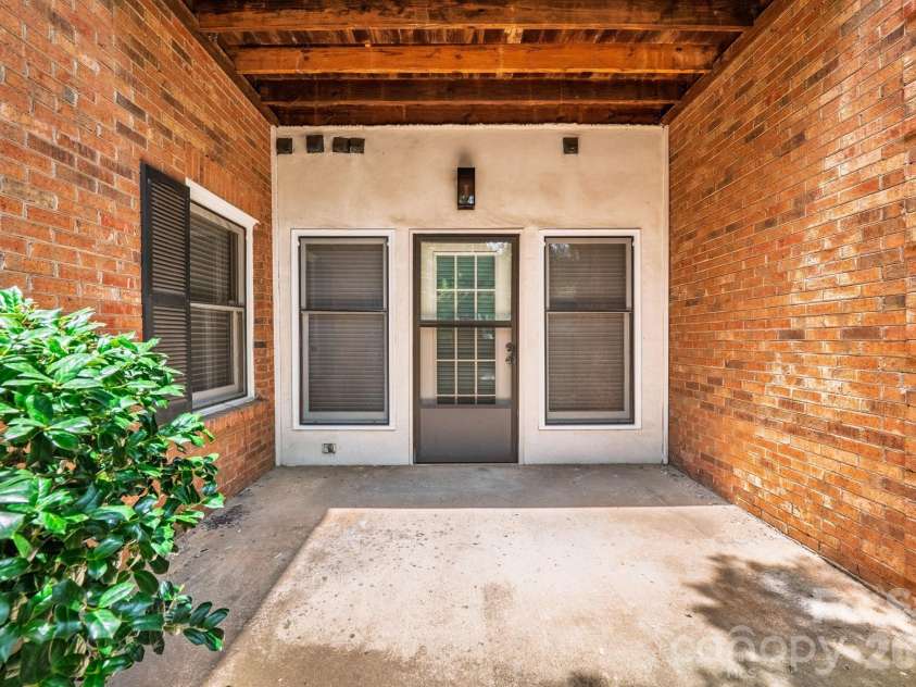 1016 Queens Road, Charlotte, NC 28207.  MLS# CAR4356907, YatesRealty ID 41564. 