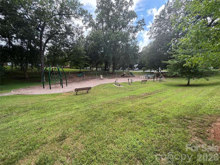 1016 Queens Road, Charlotte, NC 28207.  MLS# CAR4356907, YatesRealty ID 41564. 