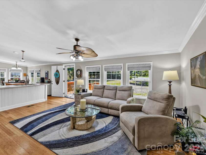 4486 Graybirch Drive, Maiden, NC 28650.  MLS# CAR4409913, YatesRealty ID 41573. Bright, open plan with crown molding and great flow throughout.