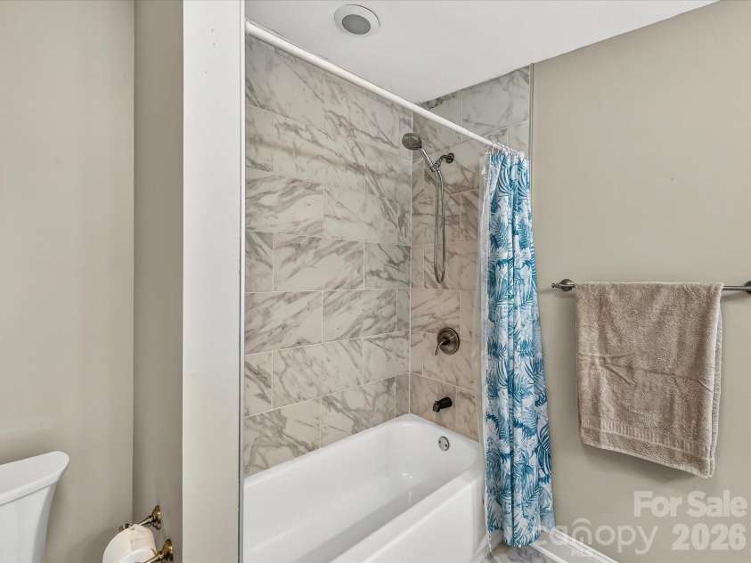 4486 Graybirch Drive, Maiden, NC 28650.  MLS# CAR4409913, YatesRealty ID 41573. Primary Bath tub/shower.