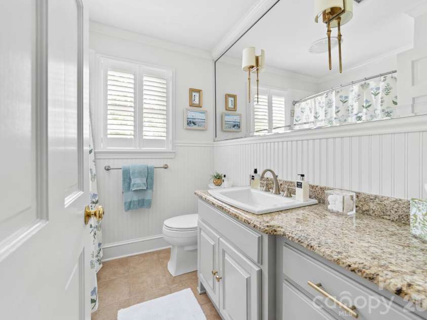 3115 Oakmont Road, Statesville, NC 28625.  MLS# CAR4402709, YatesRealty ID 41574. Second floor full bath