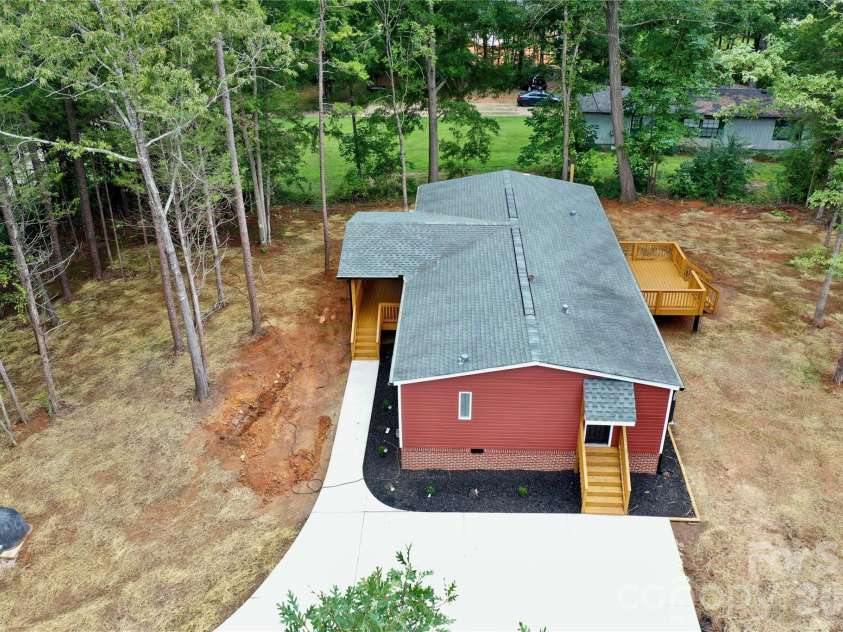 9401 Seymour Lane, Davidson, NC 28036.  MLS# CAR4394521, YatesRealty ID 41584. 
