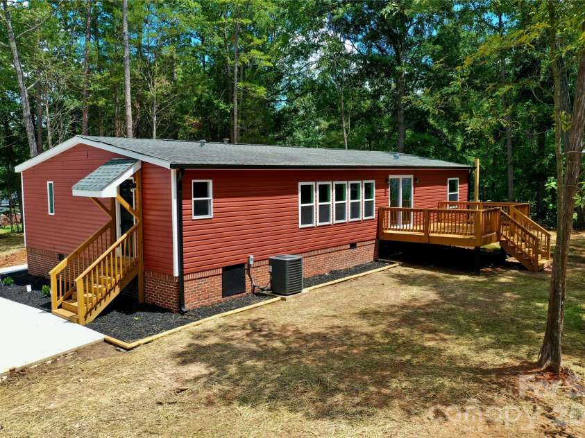 9401 Seymour Lane, Davidson, NC 28036.  MLS# CAR4394521, YatesRealty ID 41584. 