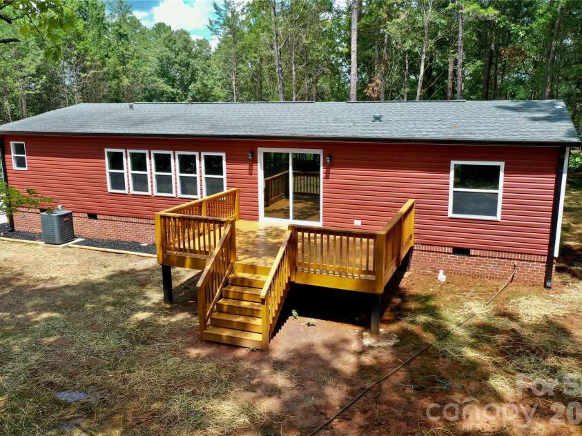 9401 Seymour Lane, Davidson, NC 28036.  MLS# CAR4394521, YatesRealty ID 41584. 