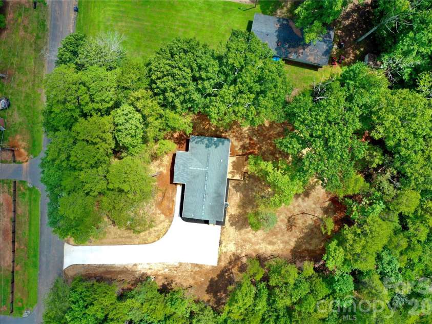 9401 Seymour Lane, Davidson, NC 28036.  MLS# CAR4394521, YatesRealty ID 41584. 