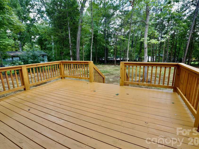 9401 Seymour Lane, Davidson, NC 28036.  MLS# CAR4394521, YatesRealty ID 41584. 