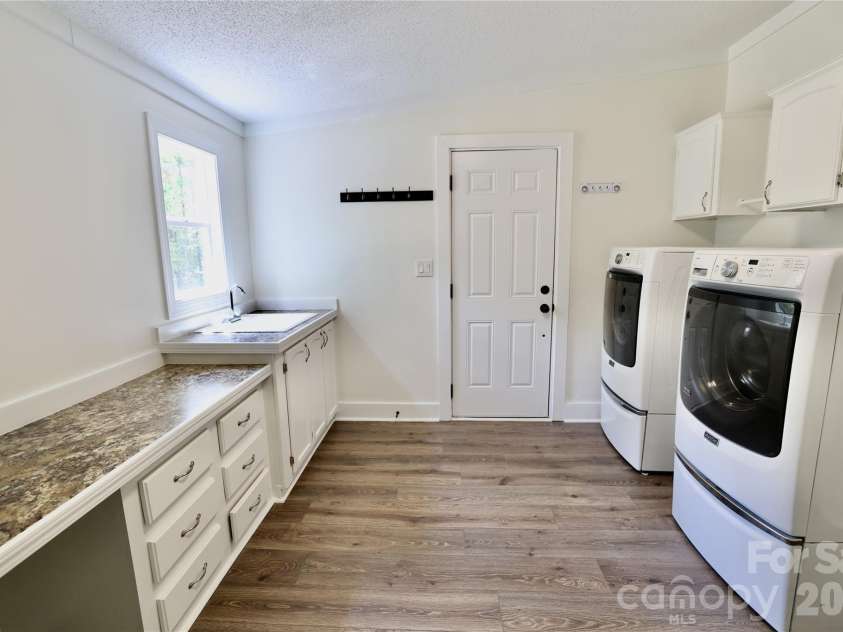 9401 Seymour Lane, Davidson, NC 28036.  MLS# CAR4394521, YatesRealty ID 41584. 