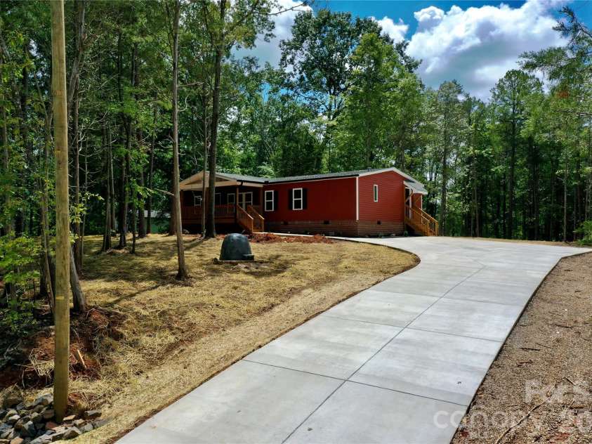 9401 Seymour Lane, Davidson, NC 28036.  MLS# CAR4394521, YatesRealty ID 41584. 
