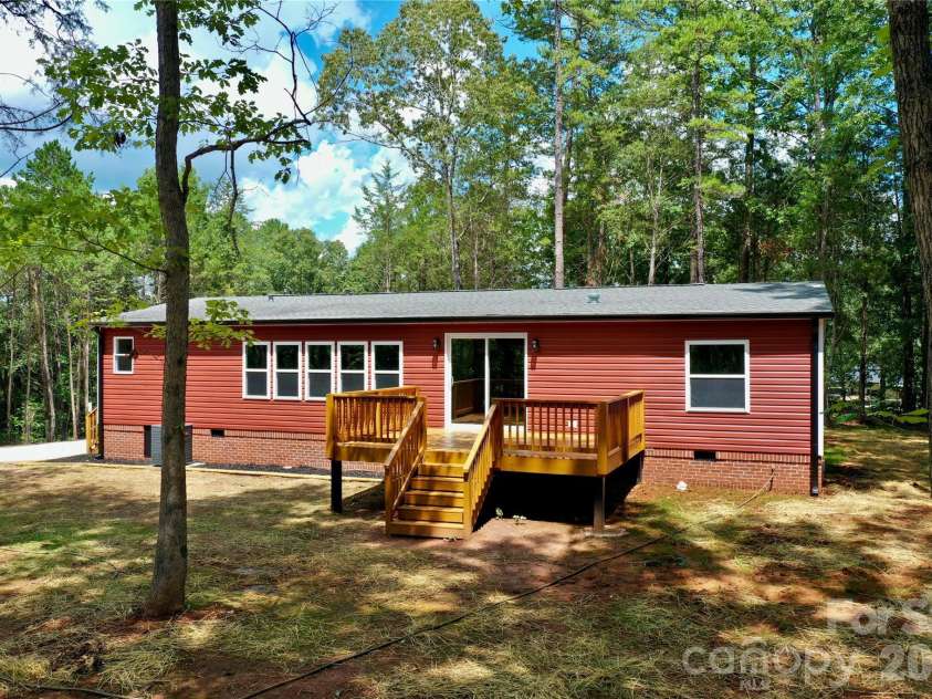 9401 Seymour Lane, Davidson, NC 28036.  MLS# CAR4394521, YatesRealty ID 41584. 