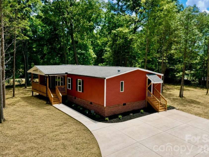 9401 Seymour Lane, Davidson, NC 28036.  MLS# CAR4394521, YatesRealty ID 41584. Welcome Home!
