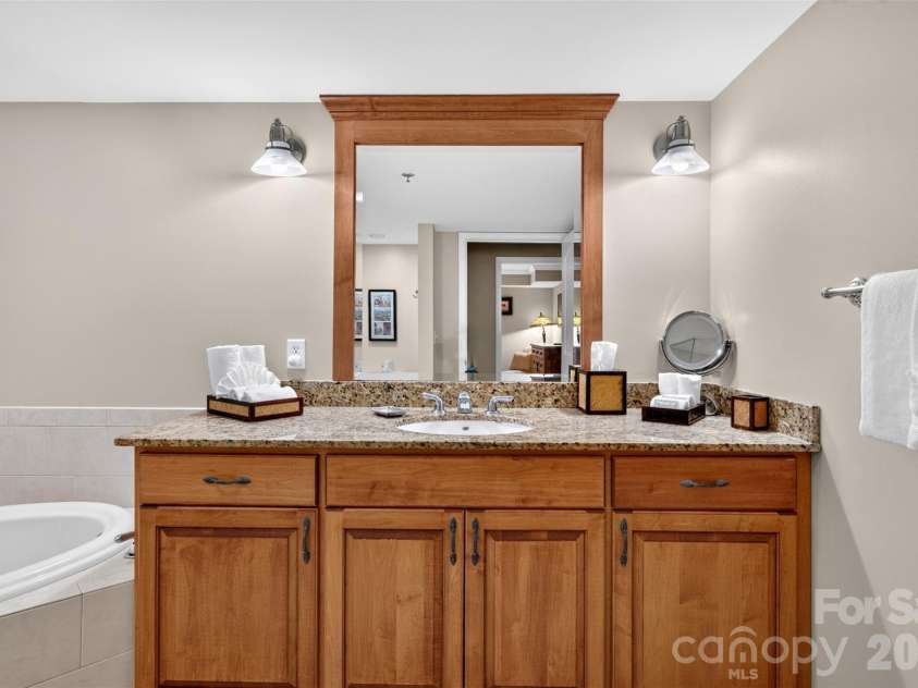 325 Bowling Park Road, Asheville, NC 28803.  MLS# CAR4405300, YatesRealty ID 41587. 