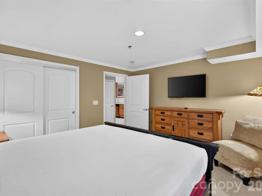 325 Bowling Park Road, Asheville, NC 28803.  MLS# CAR4405300, YatesRealty ID 41587. 